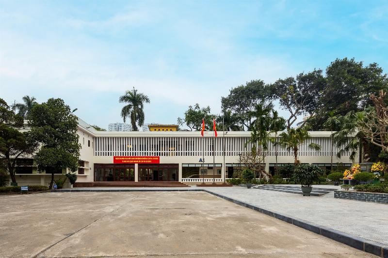 Hinh anh mo phong cong tac nghien cuu khao co hoc ve giai doan Van Lang Au Lac, cac nha khoa hoc dang lam viec tai phong thi nghiem hoac bao tang voi cac hien vat